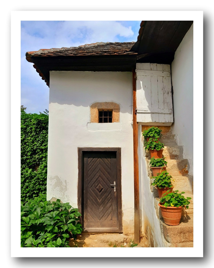 Külső fénykép a padlásfeljáróról és a kamra bejáratáról